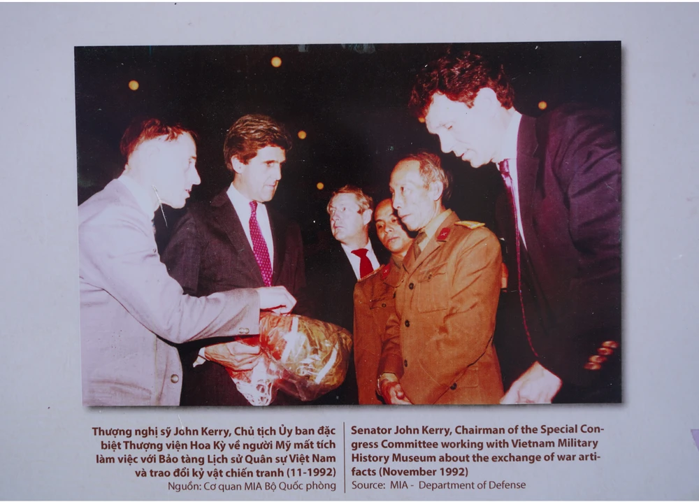 Tổng LSQ Mỹ, Cục Văn thư giới thiệu hình ảnh 25 năm QH Việt-Mỹ ảnh 5