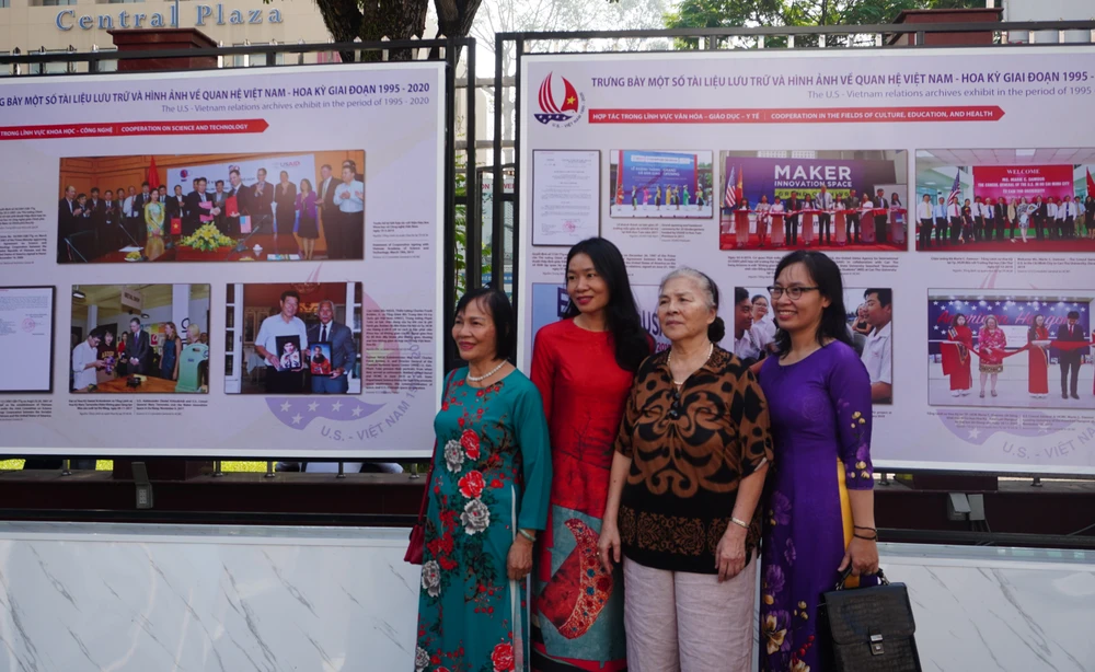 Tổng LSQ Mỹ, Cục Văn thư giới thiệu hình ảnh 25 năm QH Việt-Mỹ ảnh 7
