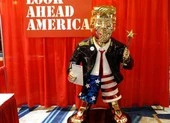 Tượng ông Trump mặc quần đùi, mang dép tông xuất hiện ở CPAC