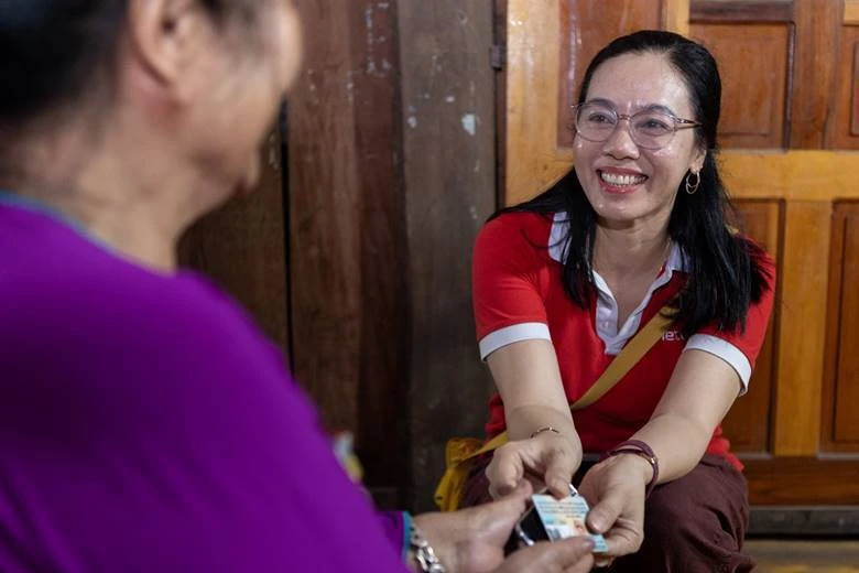 Nhân viên Viettel đang làm việc xuyên đêm và không có ngày nghỉ để hỗ trợ khách hàng