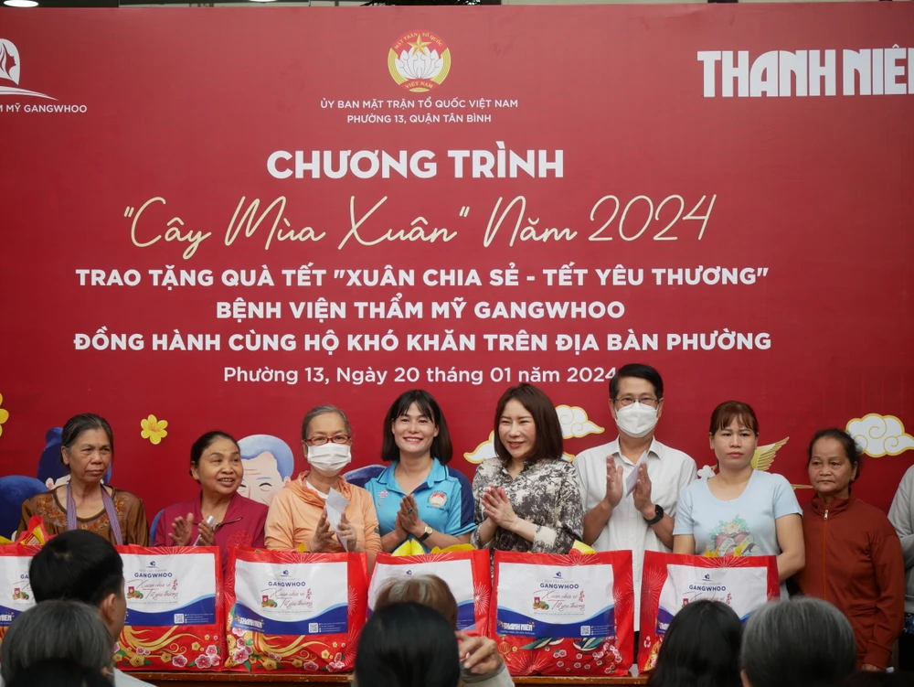 phuong-13-quan-tan-binh-trao-tang-100-phan-qua-cho-ba-con-ngheo-don-tet-1.JPG