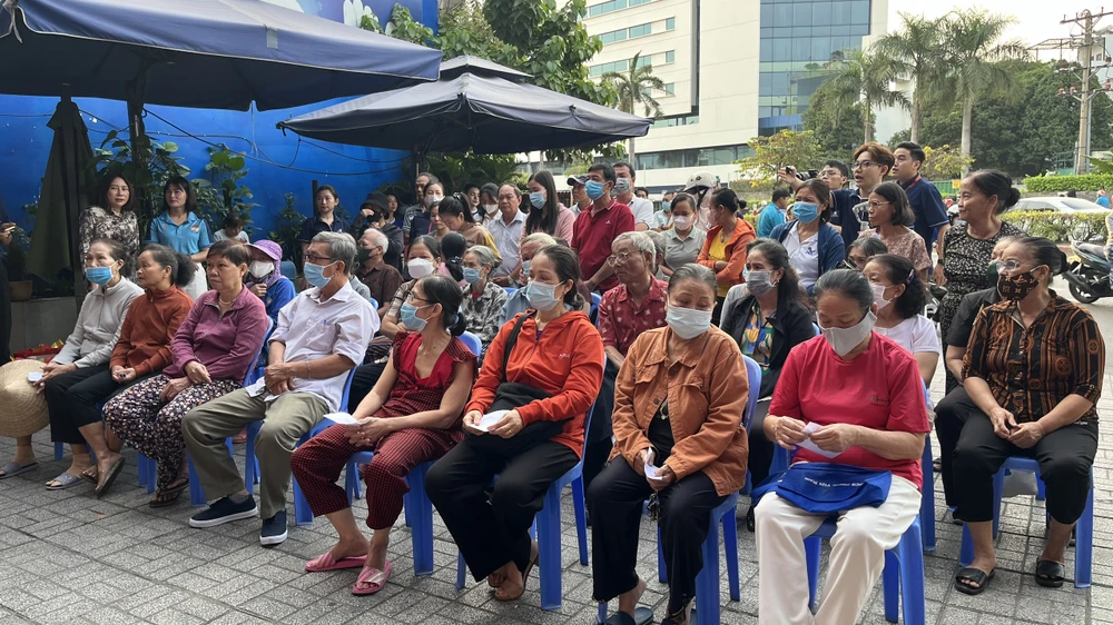 trao tặng 100 phần quà cho bà con nghèo