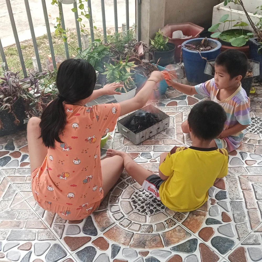 Các con đốt than chuẩn bị cho buổi dã ngoại. Ảnh: TRƯƠNG THẾ VINH Các con đốt than chuẩn bị cho buổi dã ngoại. Ảnh: TRƯƠNG THẾ VINH