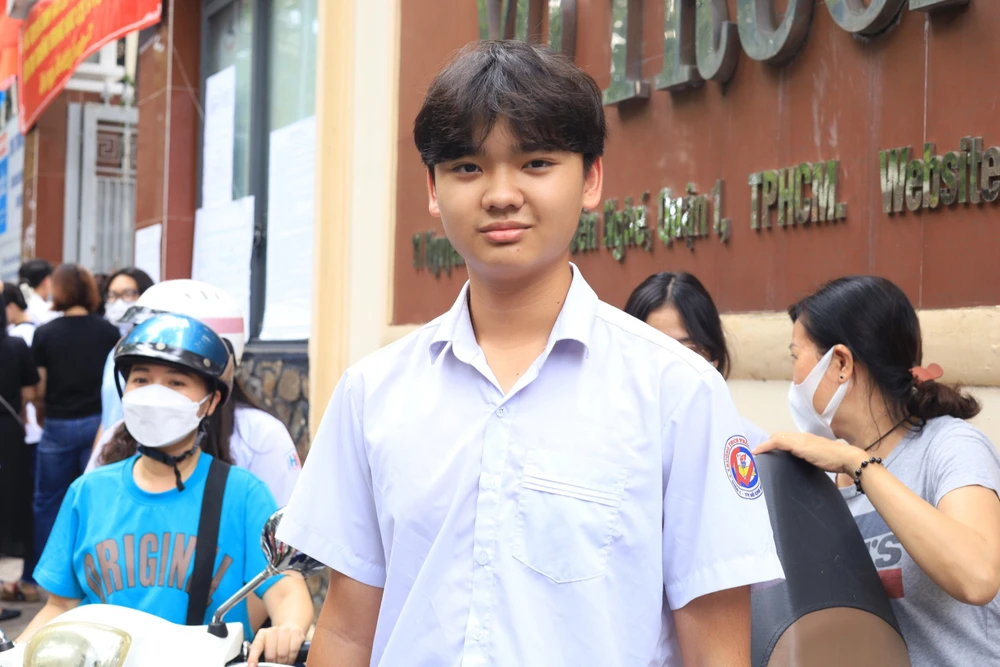 Thí sinh Bùi Văn Đăng Khoa (học sinh trường THCS Trần Văn Ơn) cho biết môn Toán năm nay tương đối khó. Ảnh: TRẦN MINH