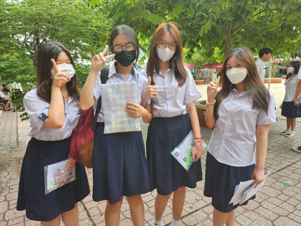 Các thí sinh tại điểm trường THCS Trần Văn Ơn. Ảnh: NGUYỄN QUYÊN