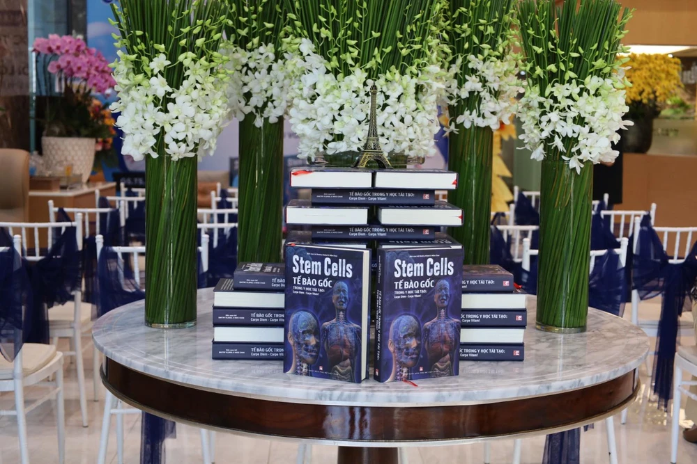 Sách “Tế bào gốc trong y học tái tạo: Carpe Diem, Carpe Vitam!” cũng được ra mắt bạn đọc để giới thiệu, giải thích cặn kẽ những nghi ngờ, phóng đại về phương pháp tế bào gốc.