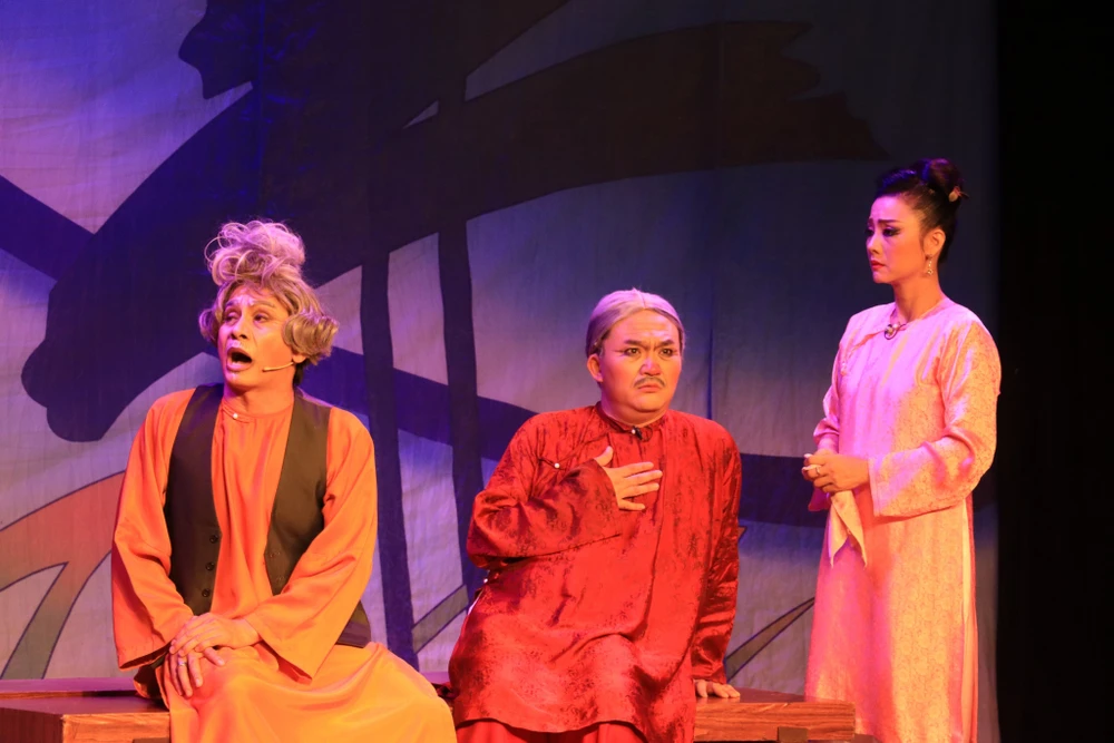 Đại Nghĩa trở lại sân khấu IDECAF với vai ông Mạnh trong vở Thuốc đắng giã tật hồi tết Nguyên đán. Ảnh: VĂN HÀ