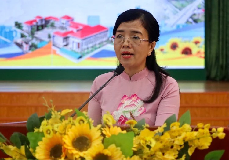 Bà Phan Thị Cẩm Nhung – Huyện ủy viên, Phó Chủ tịch UBND huyện Bình Chánh (TP.HCM) cho biết, đầu tư công trong xây dựng mới các trường lớp có lúc chưa đáp ứng được nhu cầu học tập của người dân và công nhân lao động trên địa bàn huyện. Ảnh: QUỐC HƯƠNG.
