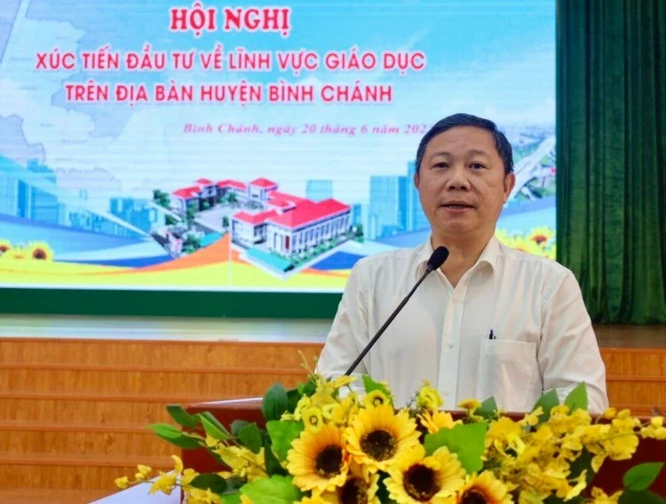 Ông Dương Anh Đức, Phó Chủ tịch UBND TP.HCM bày tỏ lòng cảm kích đối với các nhà đầu tư vì sự nghiệp giáo dục tại huyện Bình Chánh nói riêng, TP.HCM nói chung. Ảnh: QUỐC HƯƠNG.