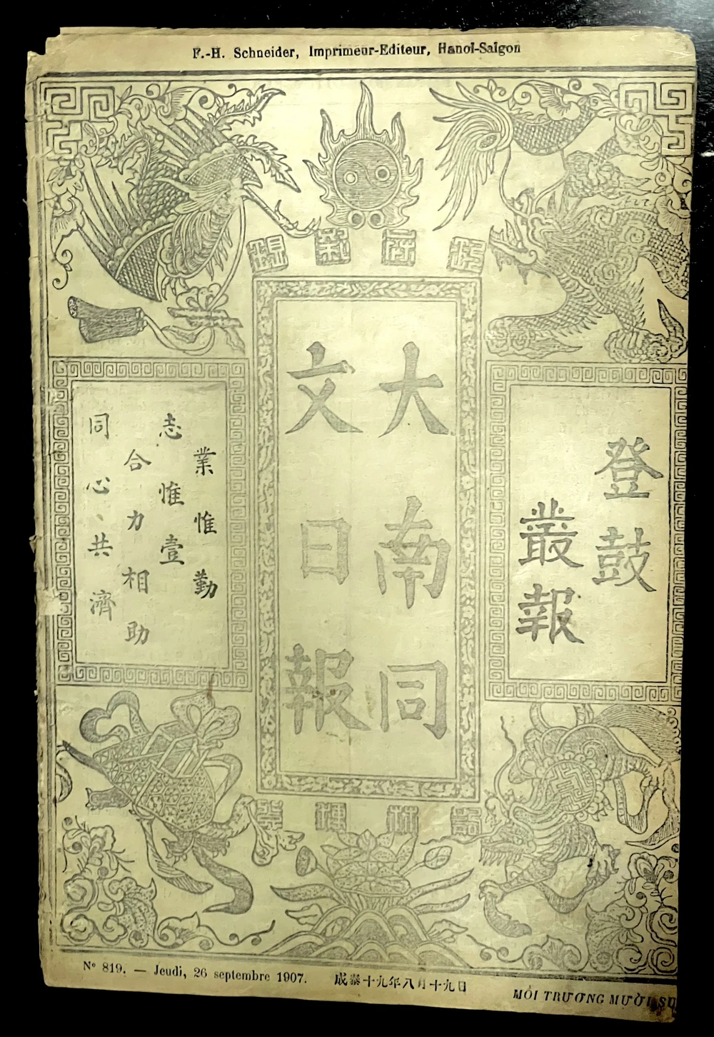 Đăng cổ tùng báo số 819, ra ngày 26-9-1907. Năm 1893, ông Schneider, người Pháp, chuyên kinh doanh về nghề in và xuất bản báo ở Việt Nam, đứng ra lập tờ Đại Nam đồng văn nhật báo, với tư cách là một công báo. Theo nhà thơ – nhà nghiên cứu Lê Minh Quốc, nhiều người thường gọi Đăng Cổ Tùng Báo, nhưng ở các trang chữ Quốc ngữ, dòng trên đầu và cả nhiều trang bên trong viết: Đại Nam (Đăng cổ tùng báo). Về chữ Hán, ở trang bìa, trong khung giữa chữ to, đậm nét là “Đại Nam đồng văn nhật báo”; trong khung nhỏ hơn, chữ nhỏ hơn là “Đăng cổ tùng báo” in ở bên phải. Năm 1907, Nguyễn Văn Vĩnh chính thức làm chủ bút tờ báo quốc ngữ Đăng Cổ Tùng Báo sau khi tiếp nhận từ ông Schneider. Số 1 của Đăng Cổ Tùng Báo tiếp nối từ Đại Nam Đồng Văn Nhật Báo số 793, ngày 28/3/1907; số cuối cùng là số 34 (826), ngày 14/11/1907. Ảnh tư liệu: HOÀNG MINH