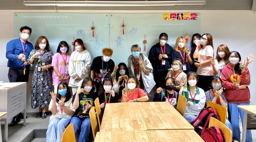 Sinh viên khoa tiếng Trung trường ĐH Văn Lang được hướng dẫn làm túi thơm ngày Tết Đoan Ngọ.