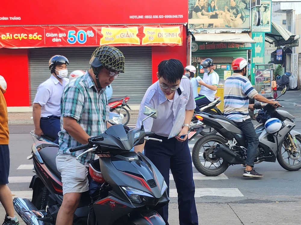 Sáng sớm, phụ huynh chở con đi thi kỳ thi tốt nghiệp THPT 2023.