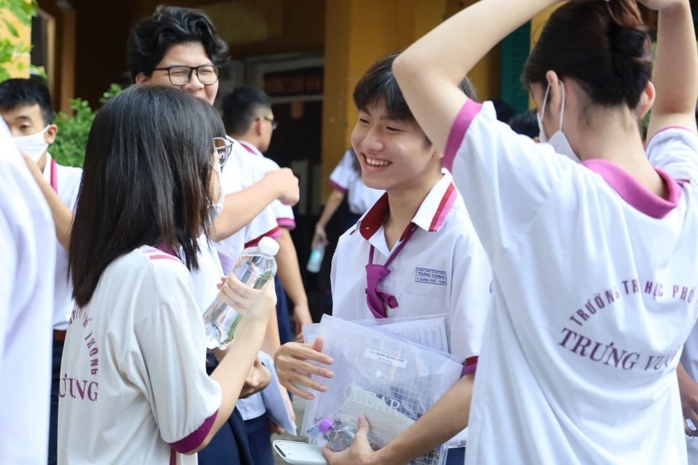 Thí sinh đến sớm trước giờ thi ở trường THPT Trưng Vương, quận 1. Ảnh: TRÍ MINH