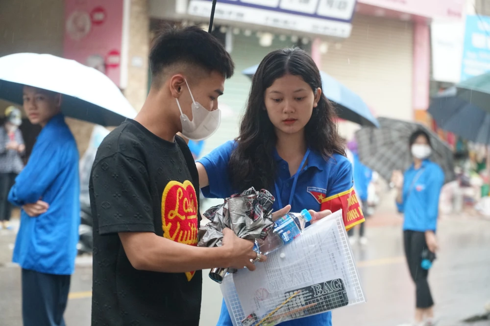 Sinh viên tiếp sức mùa thi hỗ trợ thí sinh thi môn đầu tiên kỳ thi tốt nghiệp THPT 2023. Ảnh: Phi Hùng