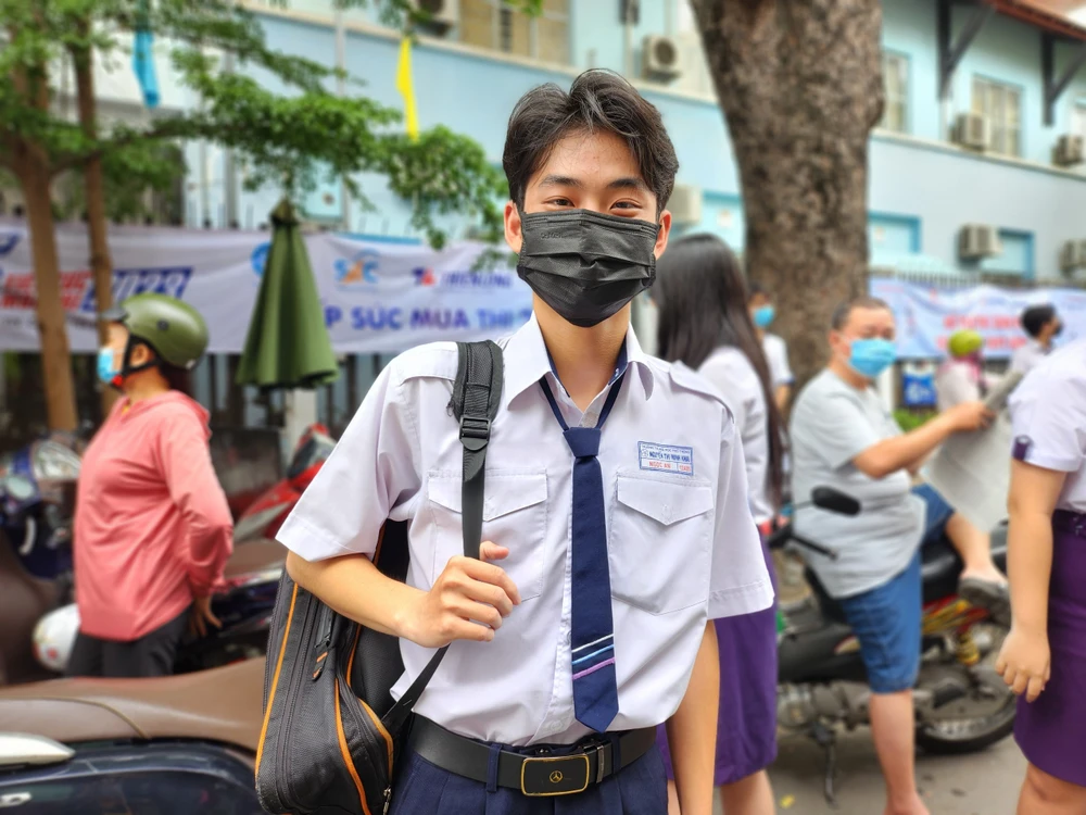 Em Ngọc An dự định sẽ sử dụng 3 máy tính khi làm bài môn Toán. Ảnh: NGUYỄN QUYÊN