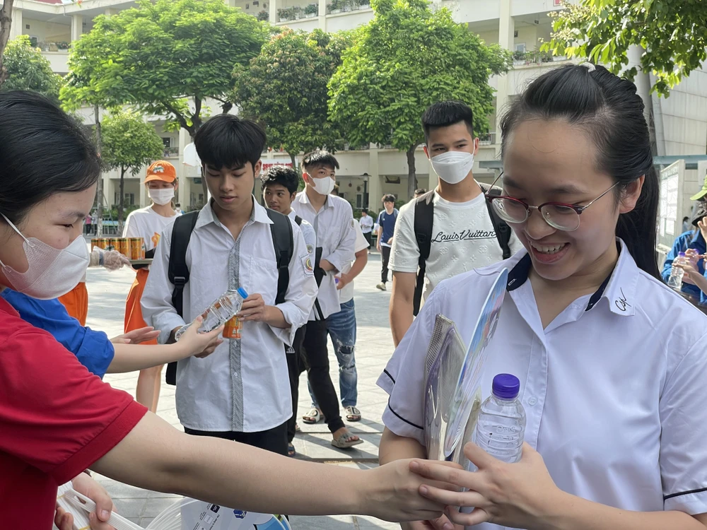 Sinh viên tình nguyện tiếp nước cho các thí sinh sau khi hoàn thành môn Toán. Ảnh: MINH TRÚC