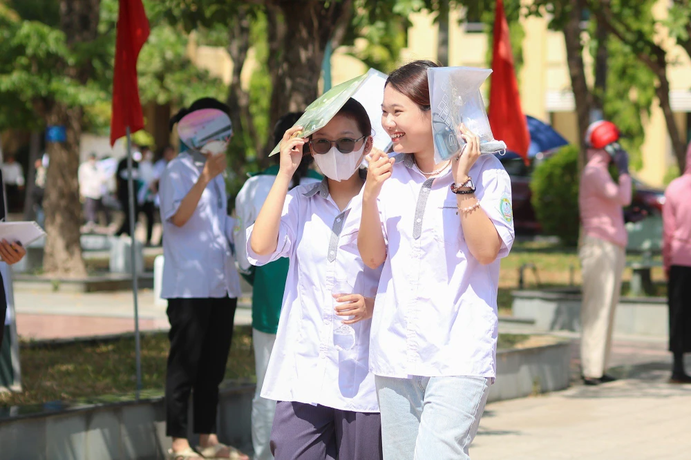 Thí sinh cười thật tươi khi làm bài tốt môn Văn. Ảnh: BẢO THIÊN