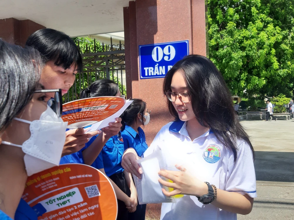 Các thí sinh trao đổi về đề thi sau khi thi xong môn Ngữ văn. Ảnh: HUY TRƯỜNG