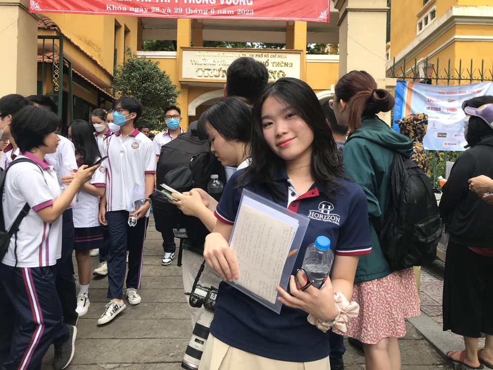 Thí sinh Từ Gia Hân thấy đề hơi khó nhưng vẫn làm bài được. Ảnh: TRẦN MINH