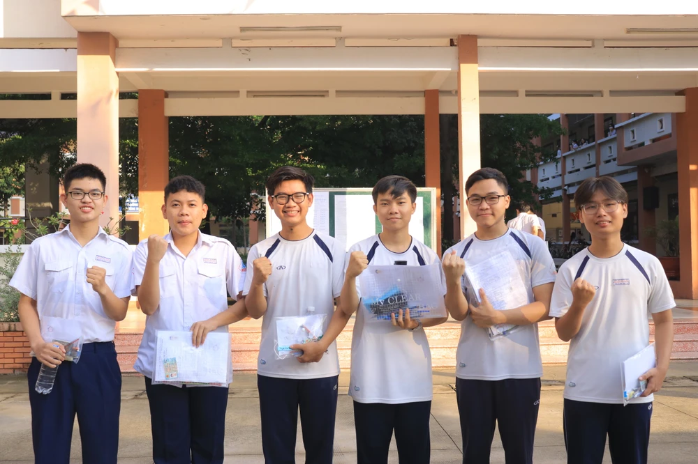 Văn Kiên (thứ hai bên phải) rất tự tin và đầu tư rất kỹ cho môn Ngữ văn. Ảnh: Võ Thơ