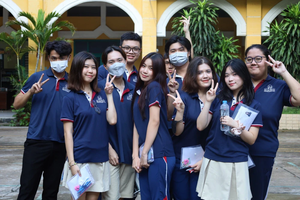 Thí sinh Dixon Nguyễn Thi Thi (thứ 3 từ trái qua) tại điểm thi trường THPT Trưng Vương, quận 1. Ảnh: TRẦN MINH