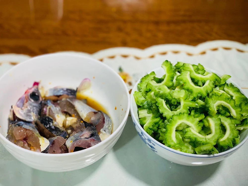 Canh khổ qua nấu cá chuồn ngày nắng ảnh 2