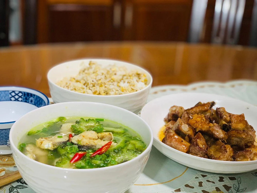 Tô canh cá chuồn khổ qua nóng vừa ngọt vị cá xen lẫn vị đăng đắng của khổ qua rất lạ miệng