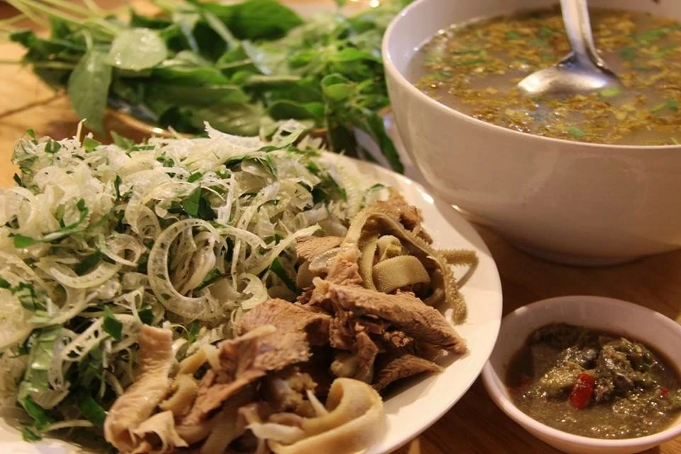 Thịt dê, nước lèo, rau trộn và mắm nêm - Ảnh: Internet