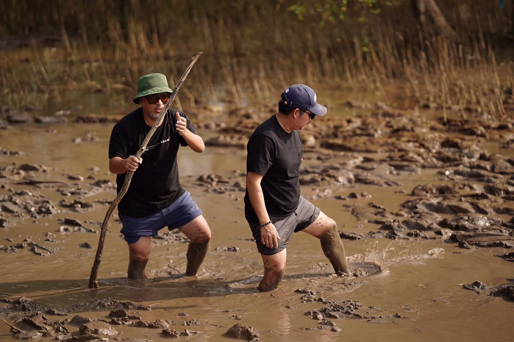 Đạo diễn Nguyễn Quang Dũng thăm dò địa hình quay phim. Ảnh: NVCC