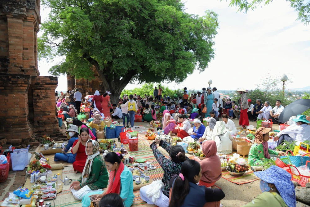 Rất đông người dân mang lễ vật tới tháp để làm lễ Cầu An.