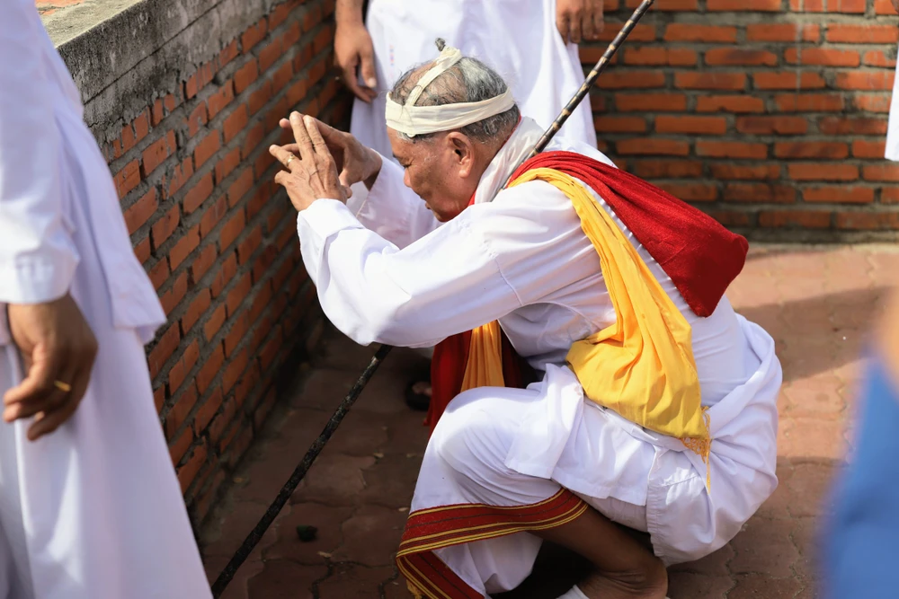 Một nghi thức trong lễ Cầu An của đồng bào Chăm ở Ninh Thuận.