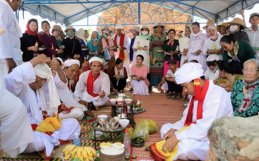 Đồng bào Chăm với trang phục chỉnh tề, trang trọng trong lễ Cầu An.