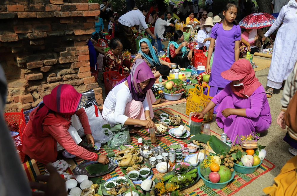 Đồng bào chuẩn bị lễ vật để dâng cúng trong lễ Cầu An.