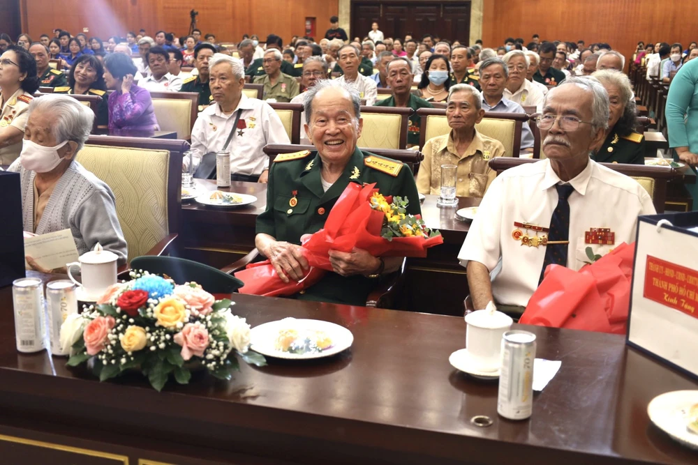 Các đại biểu về dự Hội nghị Họp mặt người có công tiêu biểu TP.HCM 2023. Ảnh: QUỐC HƯƠNG