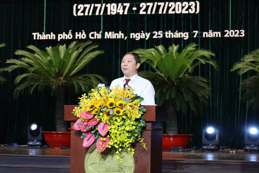 Ông Dương Anh Đức, Phó Chủ tịch UBND TP.HCM bày tỏ lòng tri ân đối với các anh hùng liệt sĩ, thương binh, mẹ Việt Nam Anh hùng. Ảnh: QUỐC HƯƠNG.