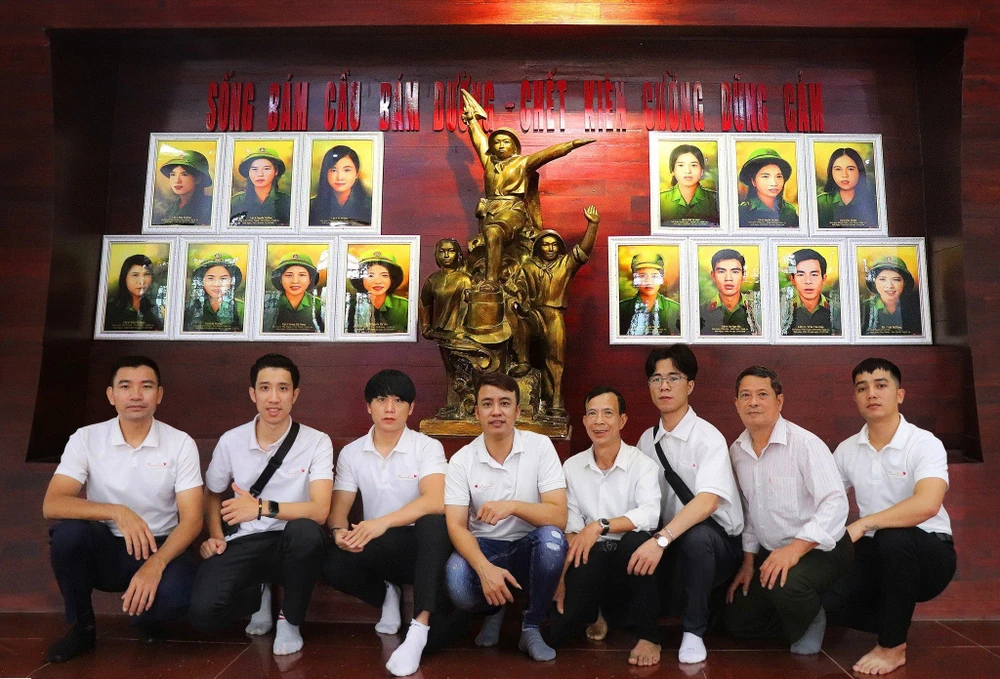 Anh Trung (thứ hai từ phải) và nhóm không nhớ nổi đã phục dựng được cụ thể bao nhiêu bức ảnh liệt sĩ. Ảnh: ANH TRUNG Anh Trung (thứ hai từ phải) và nhóm không nhớ nổi đã phục dựng được cụ thể bao nhiêu bức ảnh liệt sĩ. Ảnh: ANH TRUNG