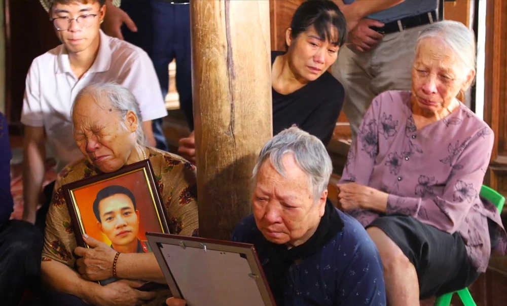 Phía sau một bức ảnh liệt sĩ được phục dựng là những thương nhớ khôn nguôi trong lòng thân nhân. Phía sau một bức ảnh liệt sĩ được phục dựng là những thương nhớ khôn nguôi trong lòng thân nhân.