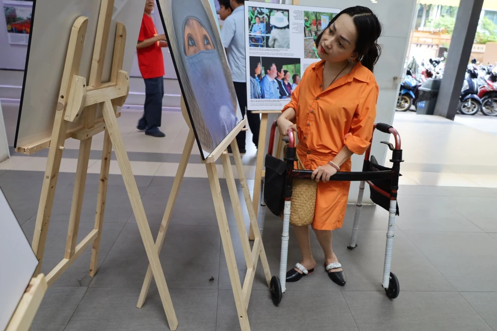 Chị Trần Thị Trà My (39 tuổi, quê Quảng Trị), chia sẻ: “Những hình ảnh trong buổi triển lãm rất ý nghĩa, tôi rất xúc động khi thấy các thành viên rà phá bom mìn hoạt động quên mình vì sự an toàn của người dân”.