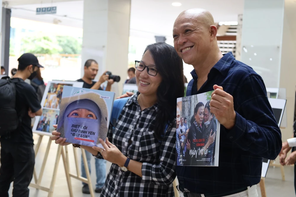 Tâm sự với khách mời, Nhiếp ảnh gia Nguyễn Á nhấn mạnh: “Tôi vẫn sẽ tiếp tục thực hiện các dự án mang ý nghĩa nhân sinh hơn nữa bằng việc sẽ theo nhiều đoàn về Côn Đảo, hay tìm về tấm gương sáng trong xã hội để tiếp tục có những bức ảnh đẹp, cuốn sách ý nghĩa cổ động tinh thần cho các bạn trẻ về những giá trị thiêng liêng của Tổ quốc".