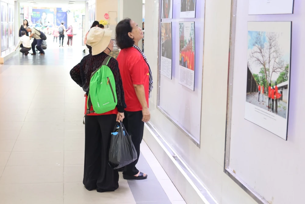 Người dân tham quan buổi triển lãm.