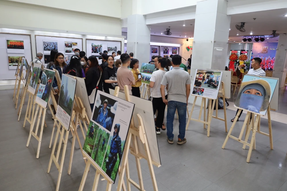 Sự kiện trưng bày, ra mắt sách ảnh diễn ra từ ngày 27-7 đến hết ngày 30-7. Sau đó, Nguyễn Á tổ chức thêm một buổi tại Hà Nội. Tháng 9 tới, anh sẽ tiến hành trưng bày tại Côn Đảo, toàn bộ ảnh trưng bày sẽ dành tặng cho Bảo tàng Côn Đảo.