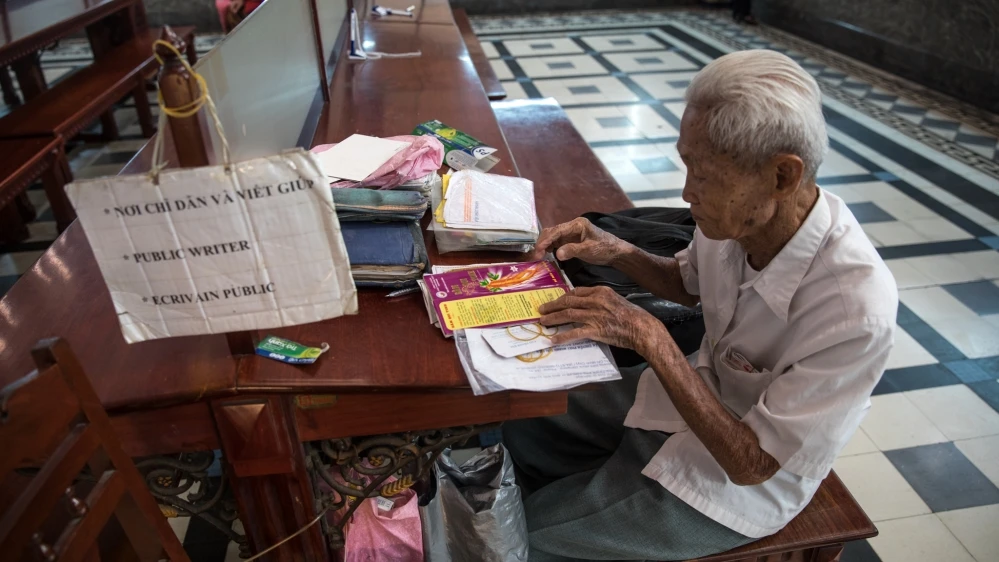 Cụ Dương Văn Ngộ lúc còn đang làm việc viết thư thuê ở Bưu điện TP.HCM. Ảnh: VALERIE PLESCH/AL JAZEERA