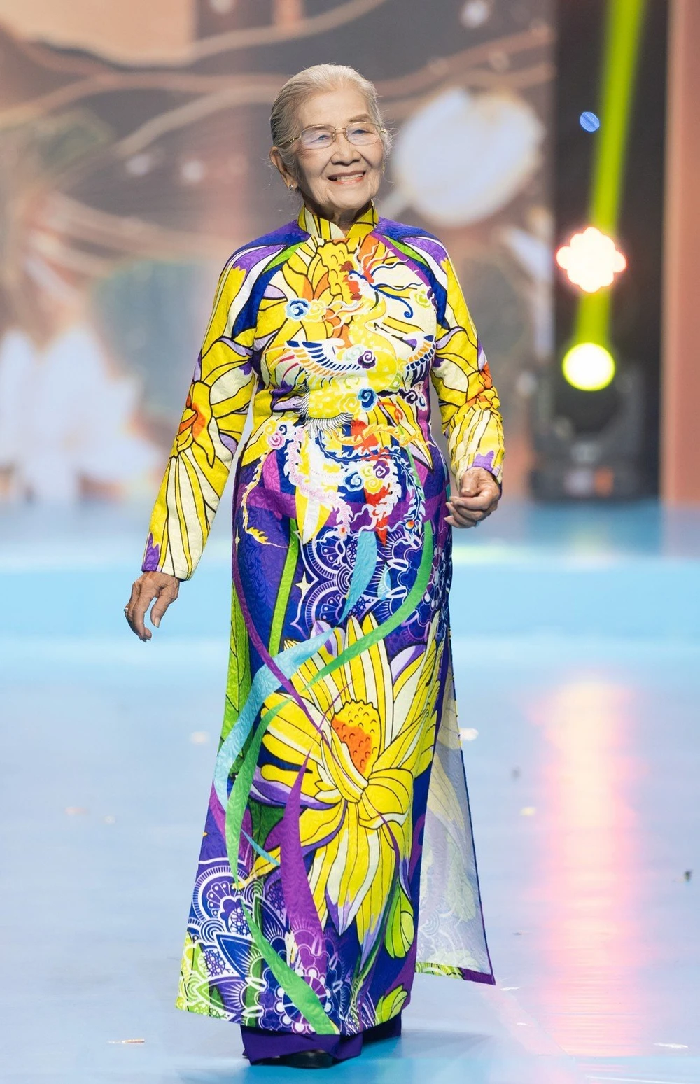 NSƯT Phi Điểu trình diễn trong show "Lụa nối miền di sản". Ảnh: MAI NGUYÊN HƯNG