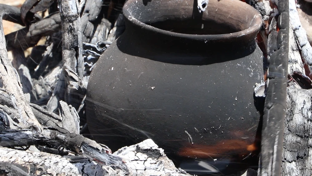 Người Chu Ru nung các sản phẩm gốm bằng củi và đốt trực tiếp.