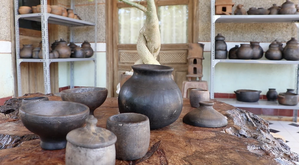 Các sản phẩm gốm được trưng bày trong nhà bà Ma Ly.