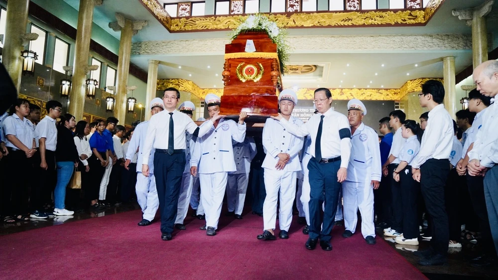 Linh cữu GS Trần Hồng Quân được đưa về nơi an nghỉ tại nghĩa trang thành phố (TP Thủ Đức, TP.HCM).