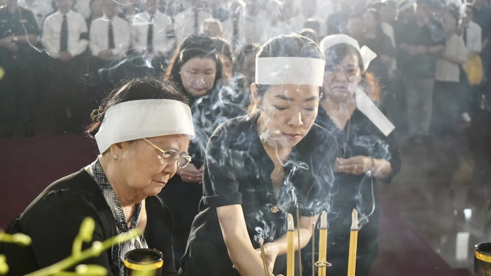 Người thân trong gia đình thắp nhang tiễn đưa giáo sư Trần Hồng Quân.