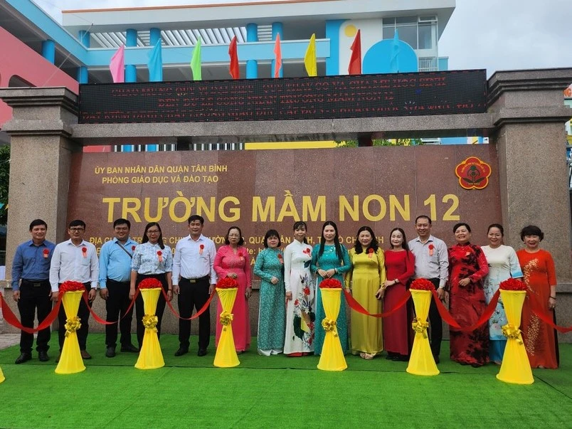 Đây là trường mầm non đầu tiên tại quận Tân Bình đạt chuẩn quốc gia mức độ 2, kiểm định chất lượng giáo dục cấp độ 3. Trong ảnh, các đại biểu chụp hình lưu niệm. Đây là trường mầm non đầu tiên tại quận Tân Bình đạt chuẩn quốc gia mức độ 2, kiểm định chất lượng giáo dục cấp độ 3. Trong ảnh, các đại biểu chụp hình lưu niệm.