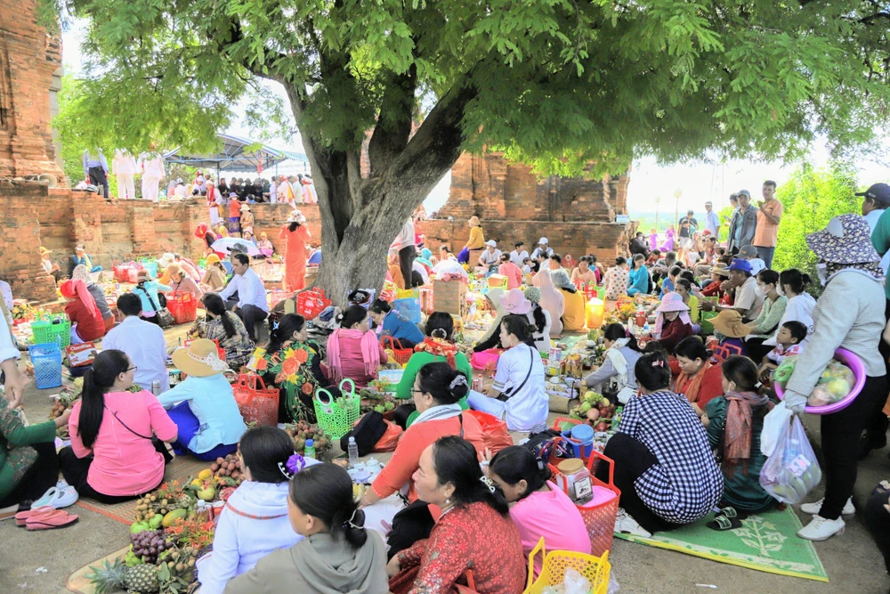 Dưới bóng me ở các khu đền tháp, hàng năm người dân tới bày lễ thành kính dâng tổ tiên, cầu cho mùa màng bội thu, gia đình no ấm. Dưới bóng me ở các khu đền tháp, hàng năm người dân tới bày lễ thành kính dâng tổ tiên, cầu cho mùa màng bội thu, gia đình no ấm.