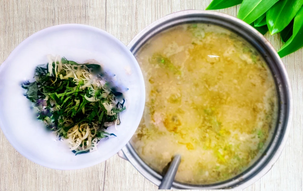 Món canh dê nấu lá me – món ăn độc đáo của người Chăm Ninh Thuận được rất nhiều người ưa thích. Món canh dê nấu lá me – món ăn độc đáo của người Chăm Ninh Thuận được rất nhiều người ưa thích.